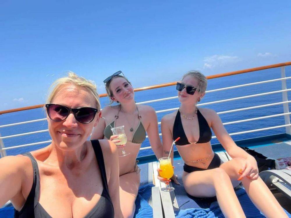 Hot mom and daughters cock trib AI face swap pictures videos - #5