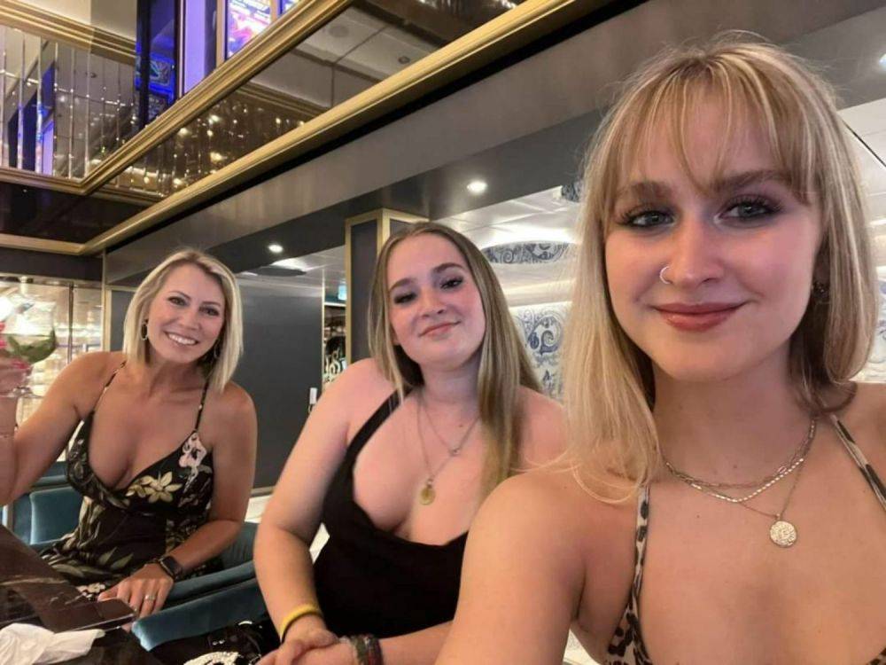 Hot mom and daughters cock trib AI face swap pictures videos - #14