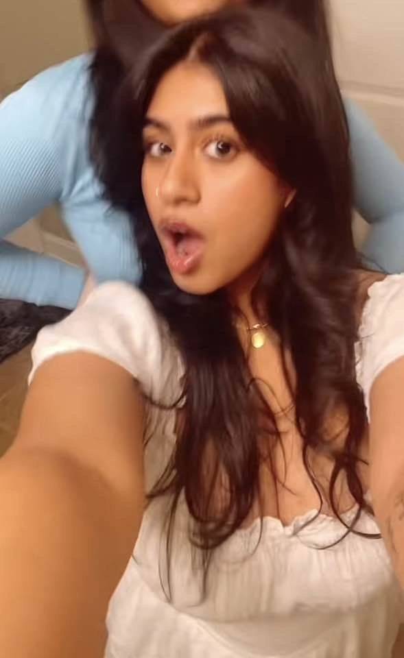 Anushka reveals her ass and AI nudes - #5